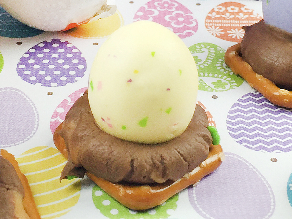 Southern Mom Loves Easter Chocolate Caramel Pretzels {Recipe}