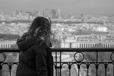 Irene, pequeña soñadora en Paris. Blanco y negro picture.Our Fashion Library blog