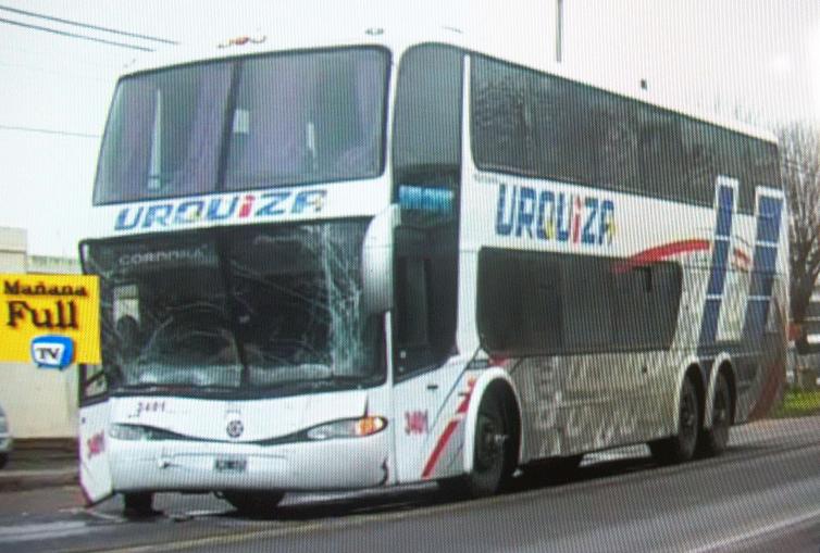 LA VIDRIERA DE LEONES Colectivo de Urquiza, choca con un semi remolque
