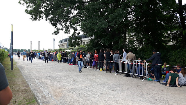 Warteschlange vor dem Olympiastadion Berlin - U2 Konzert