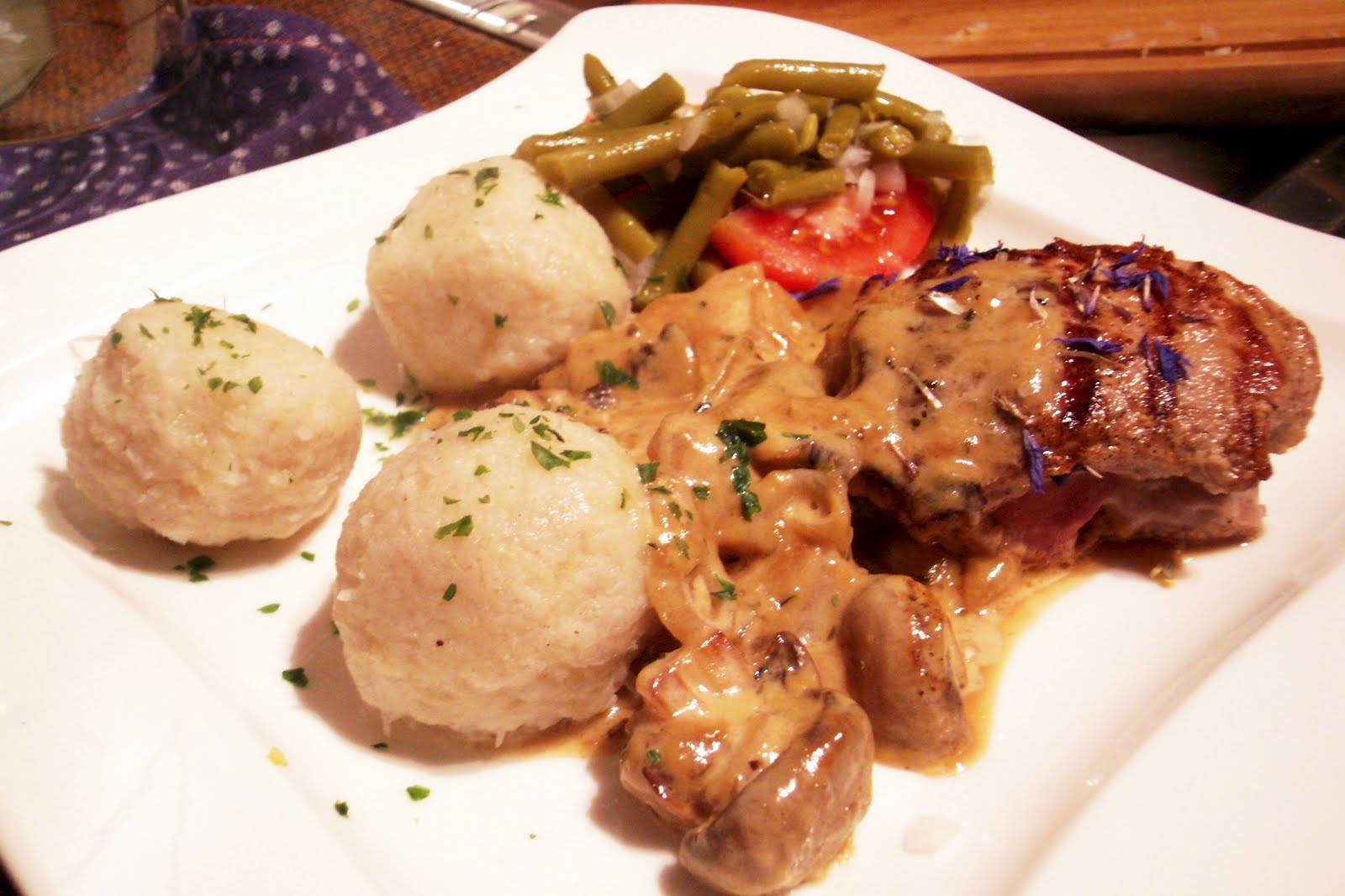 Gefülltes Schweinefilet mit Klößen, Champignonrahm und Bohnensalat ...