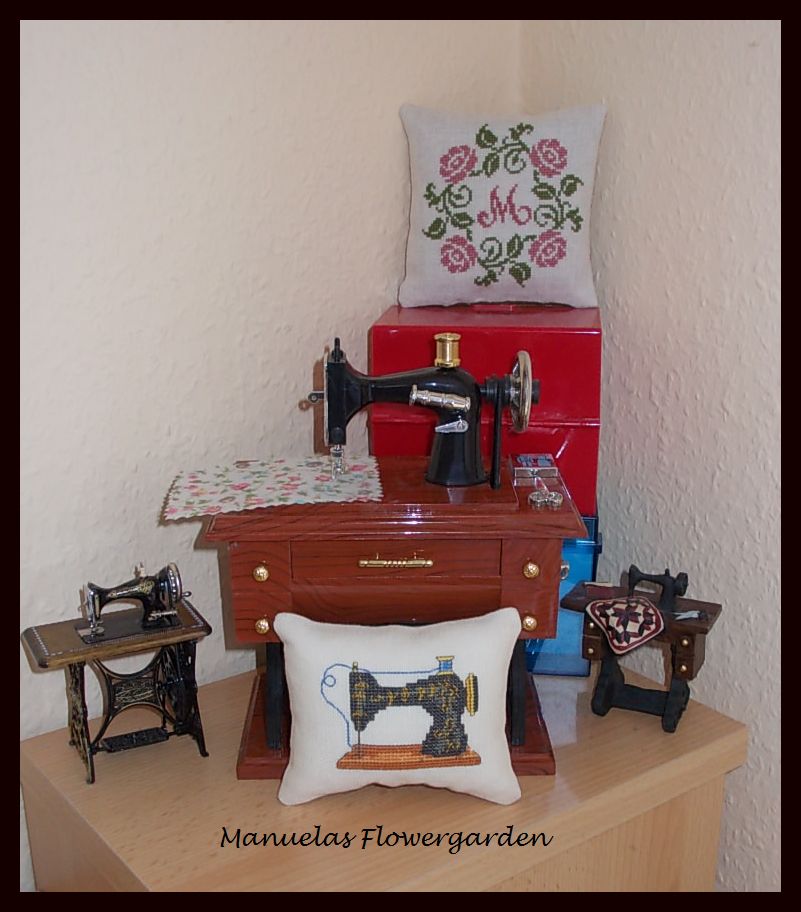 Manuelas Flowergarden: Eine kleine antike Nähmaschine