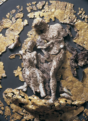 Η χρυσελεφάντινη ασπίδα από τη χρυσοποίκιλτη πανοπλία του Φιλίππου Β'  