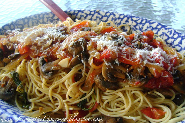 fresh garden tomato sauce with grilled button mushrooms!!!