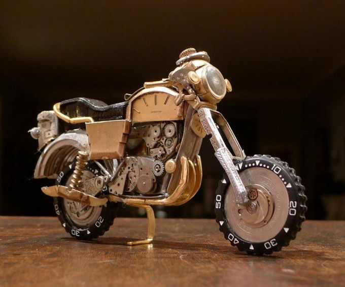  mini motocicleta hecha con partes de relojes.