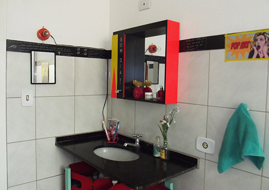 banheiro neon, cores no banheiro, espelho colorido, decoracao banheiro, bathroom decor, bathroom, banheiro