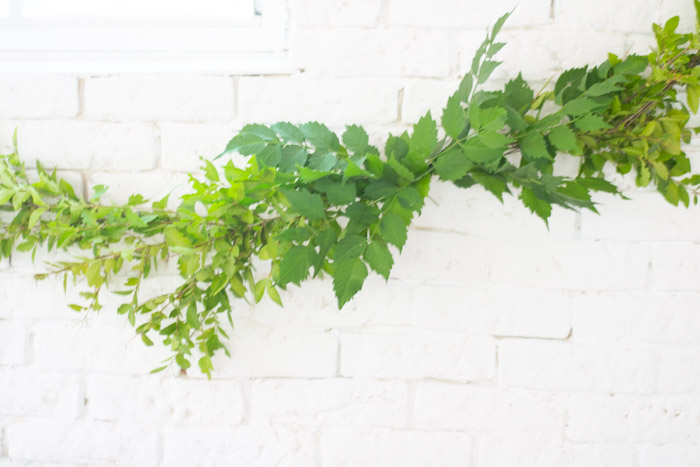 Cómo hacer una guirnalda de ramas y flores diy