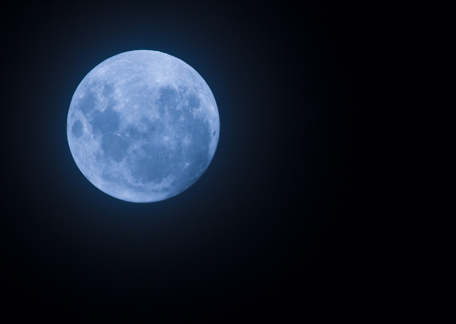 ¿Te gustaría "Leer bajo la luna"? Castillos en el Aire
