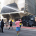 POLÍTICA / Com jatos d'água, PM desocupa Avenida Paulista e trânsito volta a circular