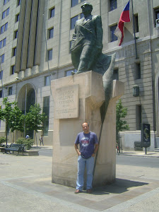 En la estatua de Salvador Allende