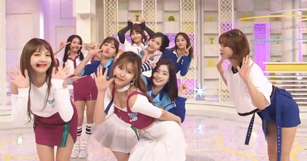 TWICE、日テレ「スッキリ！」生出演で新曲「One More Time」初披露！MC加藤浩次がポーズに命名「くるっと回って唇ポン」