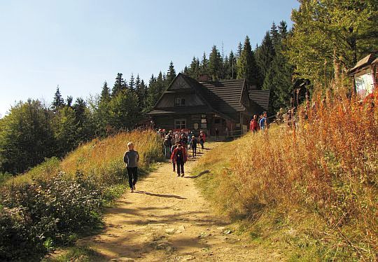 Sidzińskie Pasionki i Schronisko PTTK na Hali Krupowej.