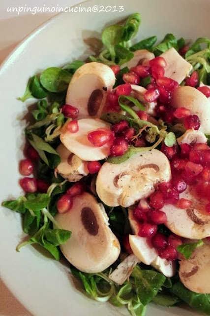 insalata di songino, funghi e melograna