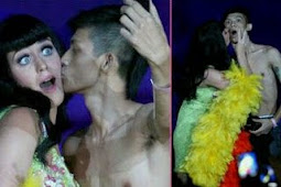 Foto Video Katy Perry Mencium Adri Penonton Beruntung