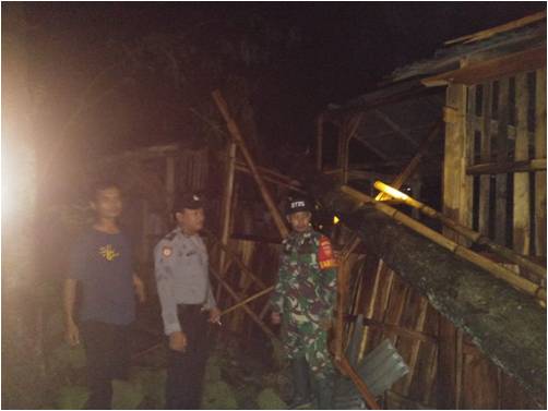 Angin Puting Beliung Akibatkan Pohon Jati Tumbang Dan Menimpa Kandang Sapi Angin Puting Beliung Akibatkan Pohon Jati Tumbang Dan Menimpa Kandang Sapi