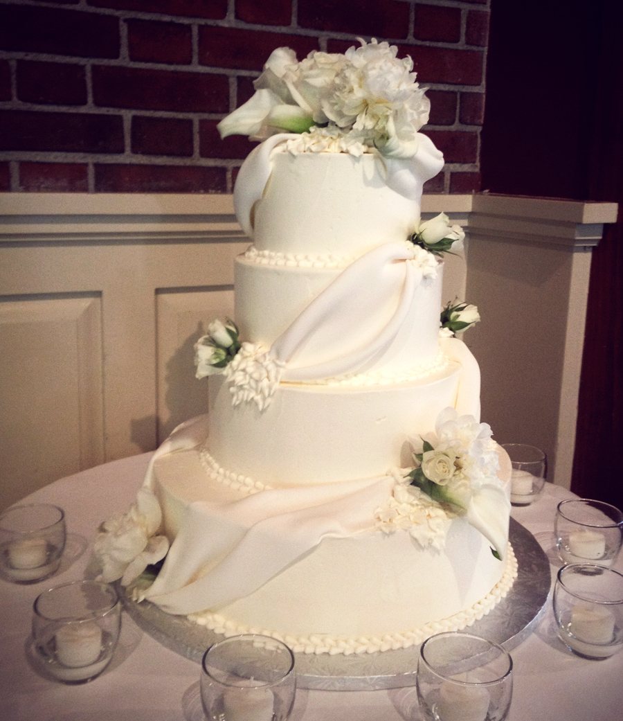 A Simple Cake Fresh Flowers For Your Wedding