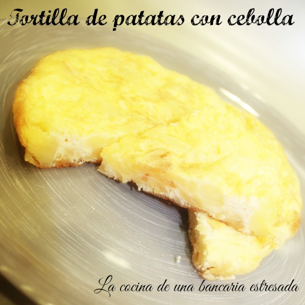 Receta de tortilla de patatas con cebolla, paso a paso y con fotografías