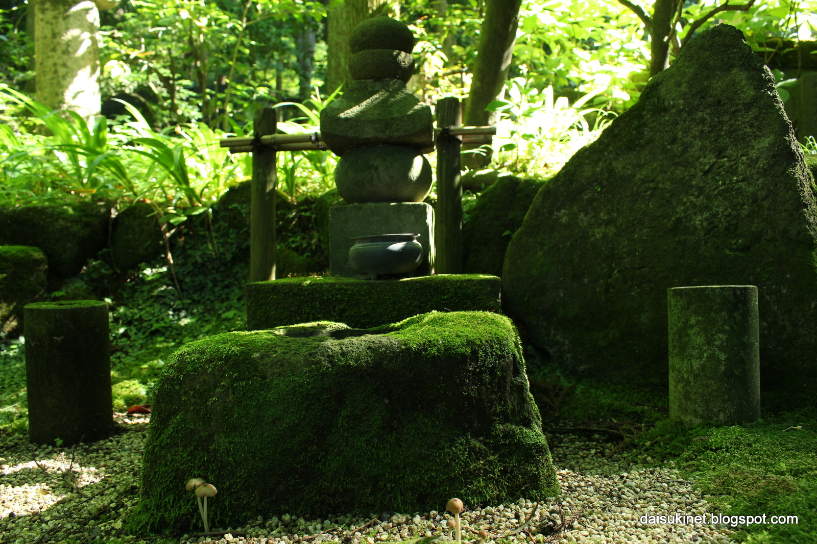 Resultado de imagen de tumba japonesa con musgo
