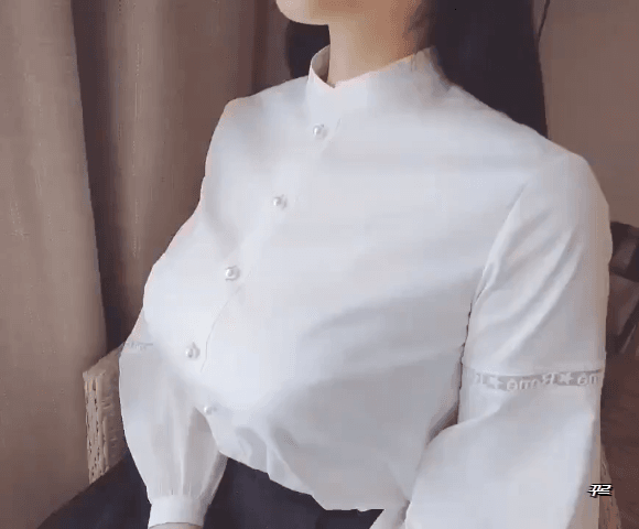 열어서 가슴 보여주기