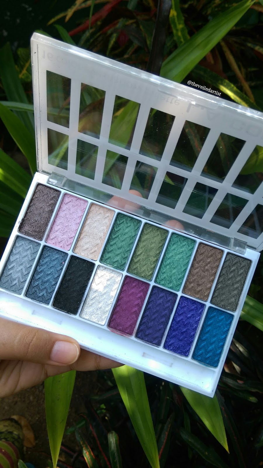 LA Colors 16 Color Eyeshadow Palettes in Smokin' and Haute review and