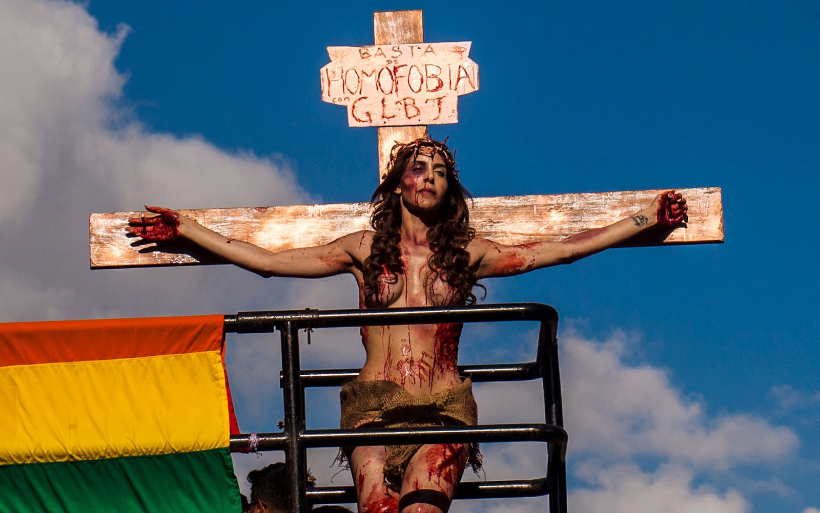 Viviany Beleboni é intimada a depor por causa de performance em Parada LGBT Viviany Beleboni é intimada a depor por causa de performance em Parada LGBT