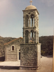 Το ιστορικό καμπαναριό και η  εκκλησία στην κεντρική πλατεία του χωριού μας.