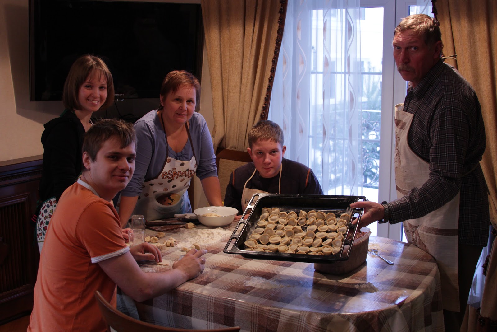 семья лепит пельмени. семейные традиции лепка пельменей. традиции пельменей. пельмени на столе. пельмени бийские традиционные.