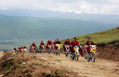 Monges em peregrinação pelo Tibet