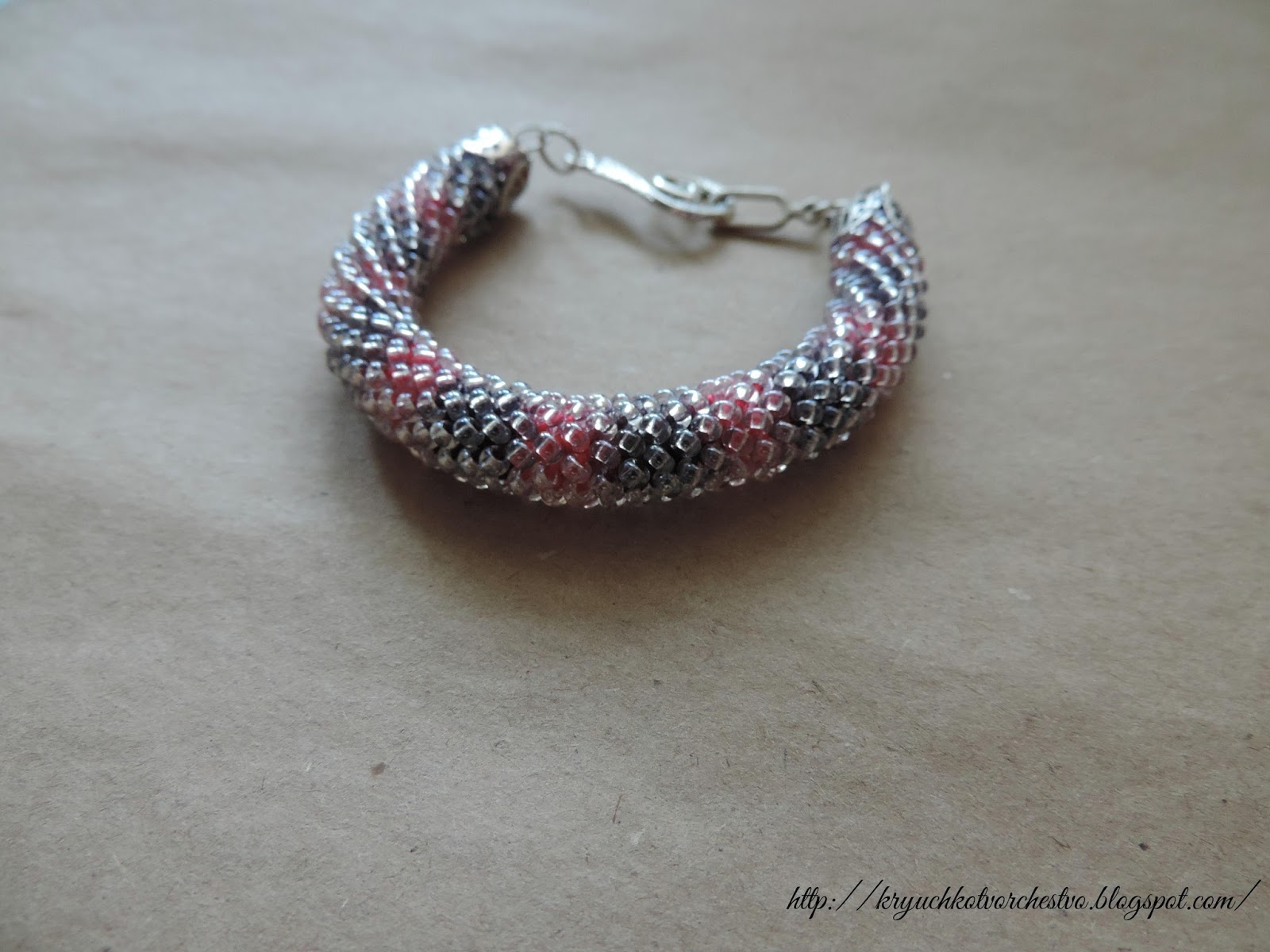 Крючкотворчество: Браслет "Призрачный родонит"