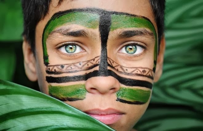 Φωτογραφίζοντας φυλή στον Αμαζόνιο: Η Βραζιλία που ζει μακριά από το Μουντιάλ