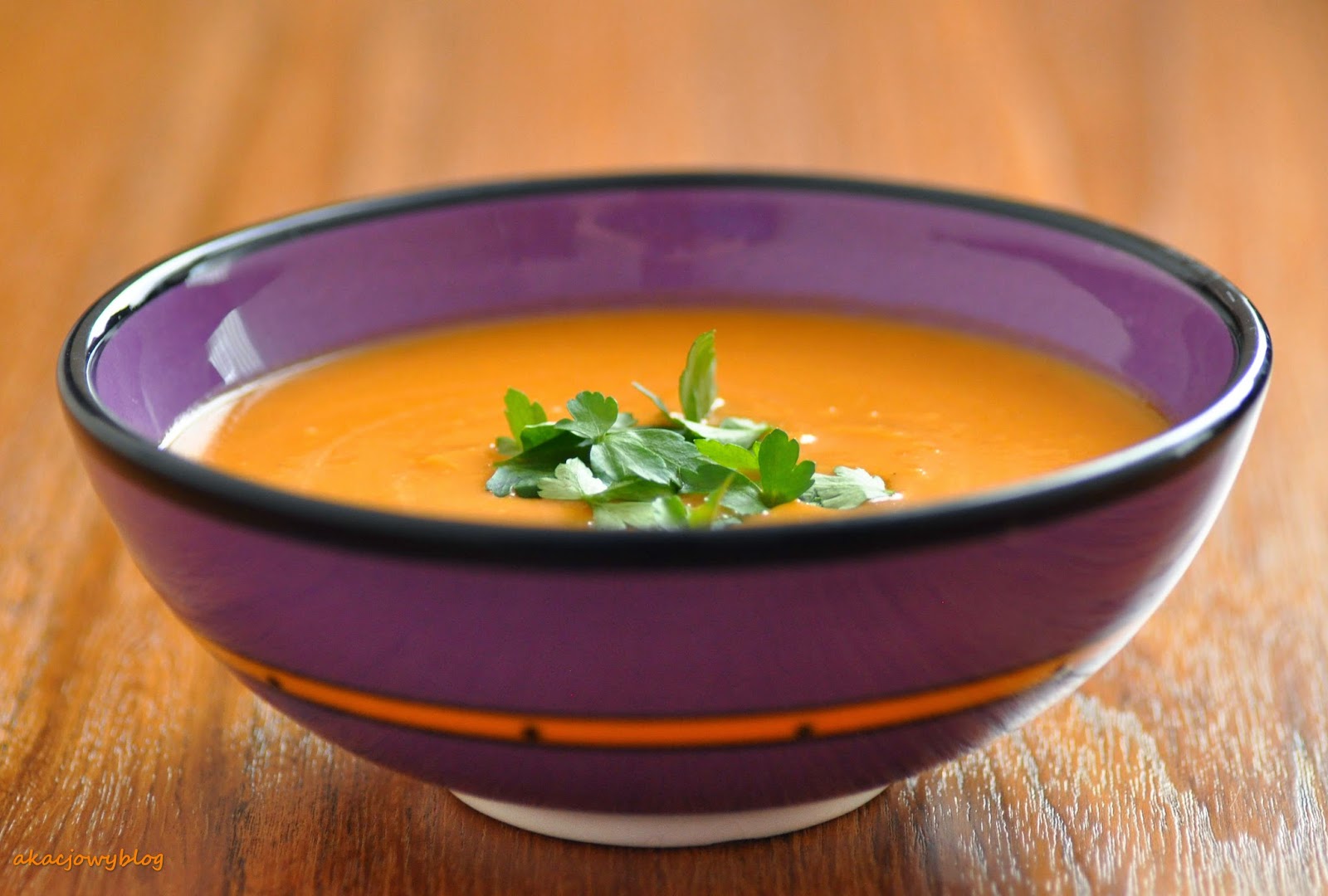 Pikantna zupa z czerwonej soczewicy i pomidorów.