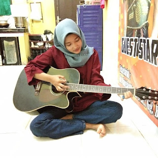 Manfaat Bermain Gitar Bagi Kehidupan Sosial Dan Kesehatan  gitar merupakan salah satu alat music yang sering dimainkan oleh tua maupun anak muda tid Manfaat Bermain Gitar Bagi Kehidupan Sosial Dan Kesehatan