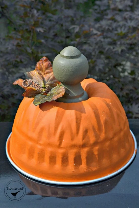 bundt pan pumpkin with fall leaf