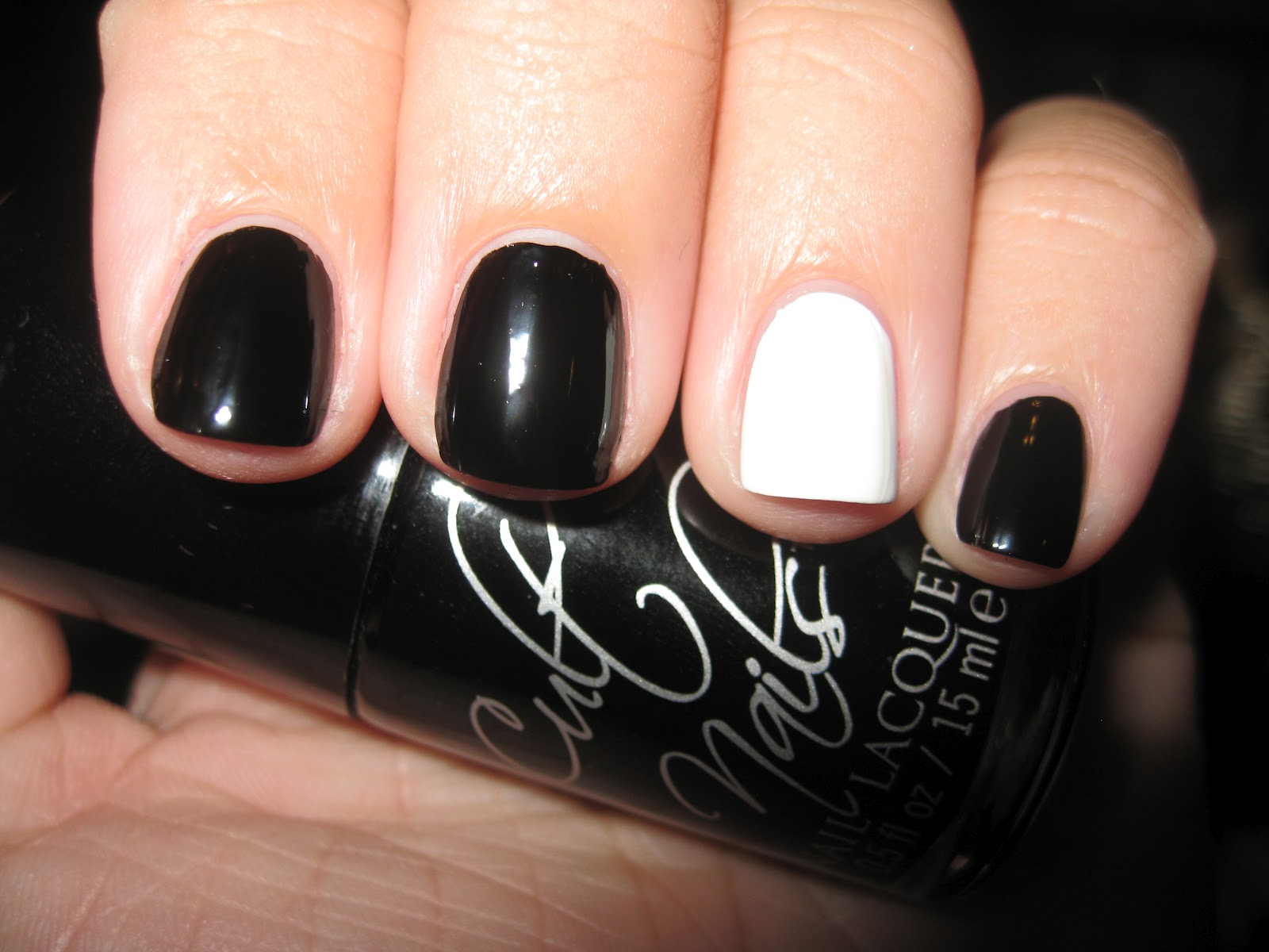 черный маникюр на короткие ногти. легкий маникюр в черном цвете. черный маникюр обычным лаком. черный лак. черный лак.