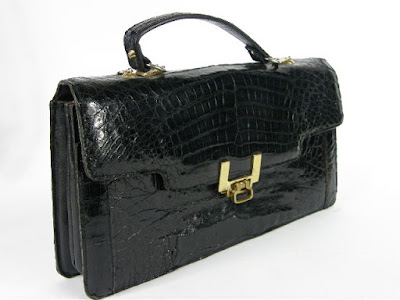 czarna klasyczna torebka vintage z lakierowanej skóry black vintage leather bag fashion blog netstylistka retro torebka skórzana