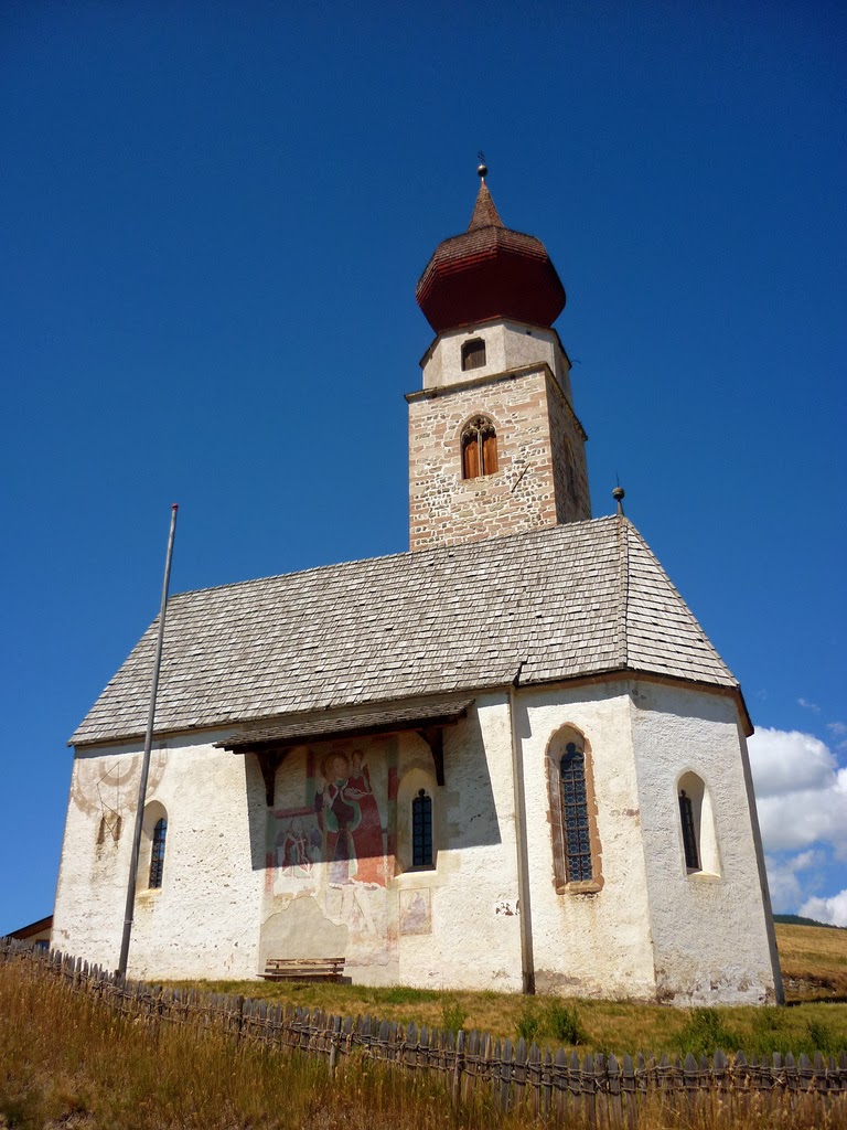 escursione alle piramidi di terra, chiesetta campanile a cipolla ritten