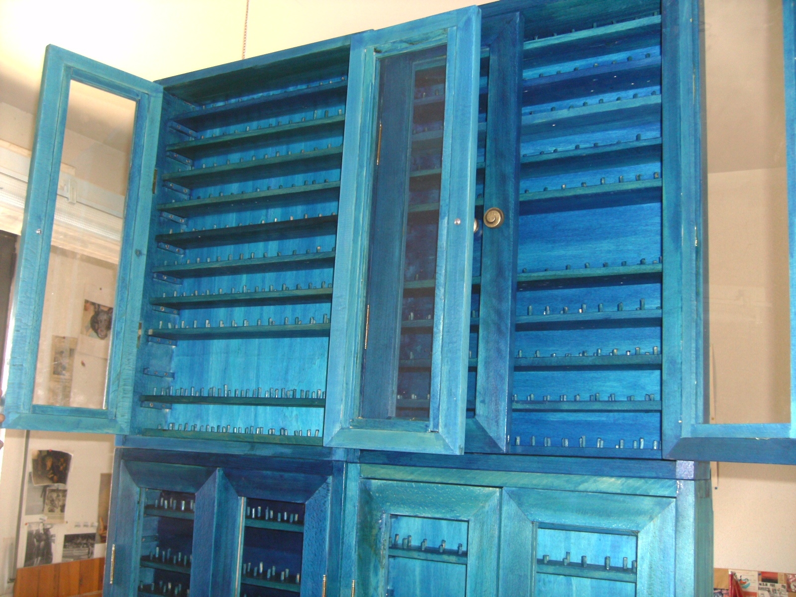 Mueble azul: Un toque de color para exponer tus dedales