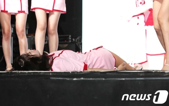 Kpop Idol Faints On Comeback Showcase Daily K Pop News
