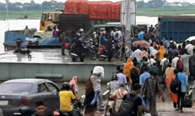 People returning to Dhaka after the holiday, crowded by the waterways ছুটি শেষে ঢাকায় ফিরছে মানুষ, নৌপথে উপচে পড়া ভিড়