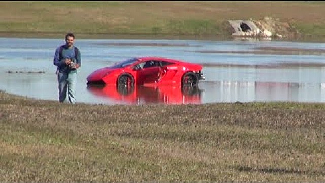 فيديو: لامبورجيني 2000 HP يفقد السائق السيطرة عليها ويسقط في البحيرة