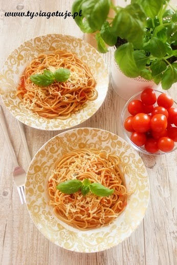 http://www.tysiagotuje.pl/2014/04/spaghetti-w-sosie-pomidorowym-z-bazylia.html