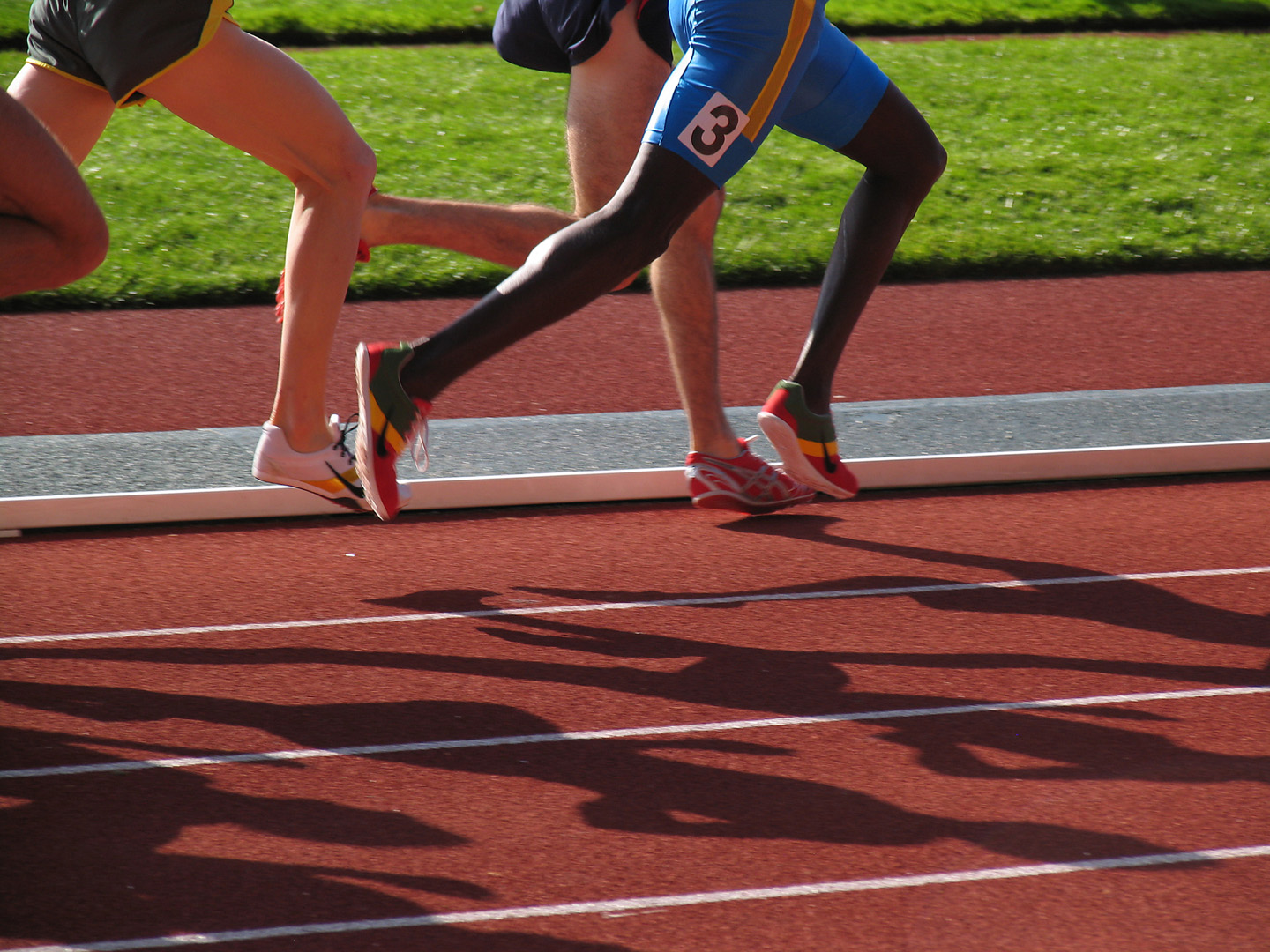 физическая культура легкая атлетика. девушка бежит. занятие спортом. легкая атлетика фон. спортивные соревнования бег.