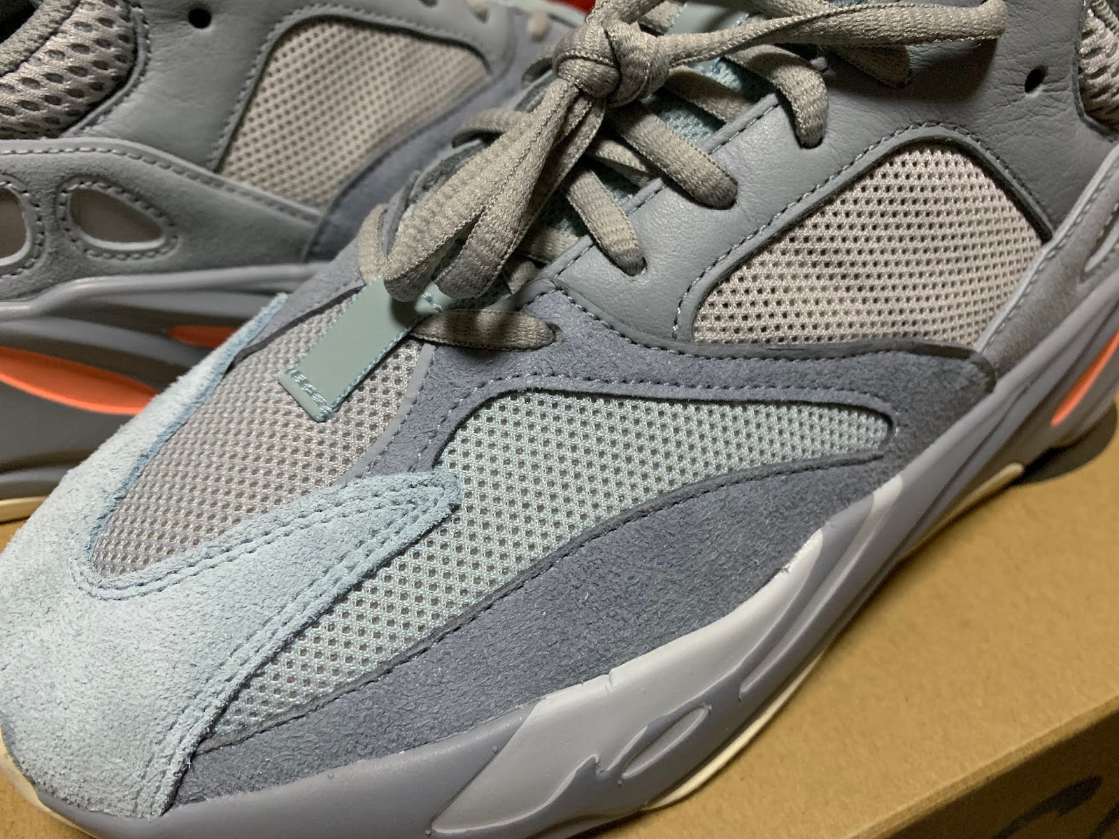 yeezy 700 inertia giá