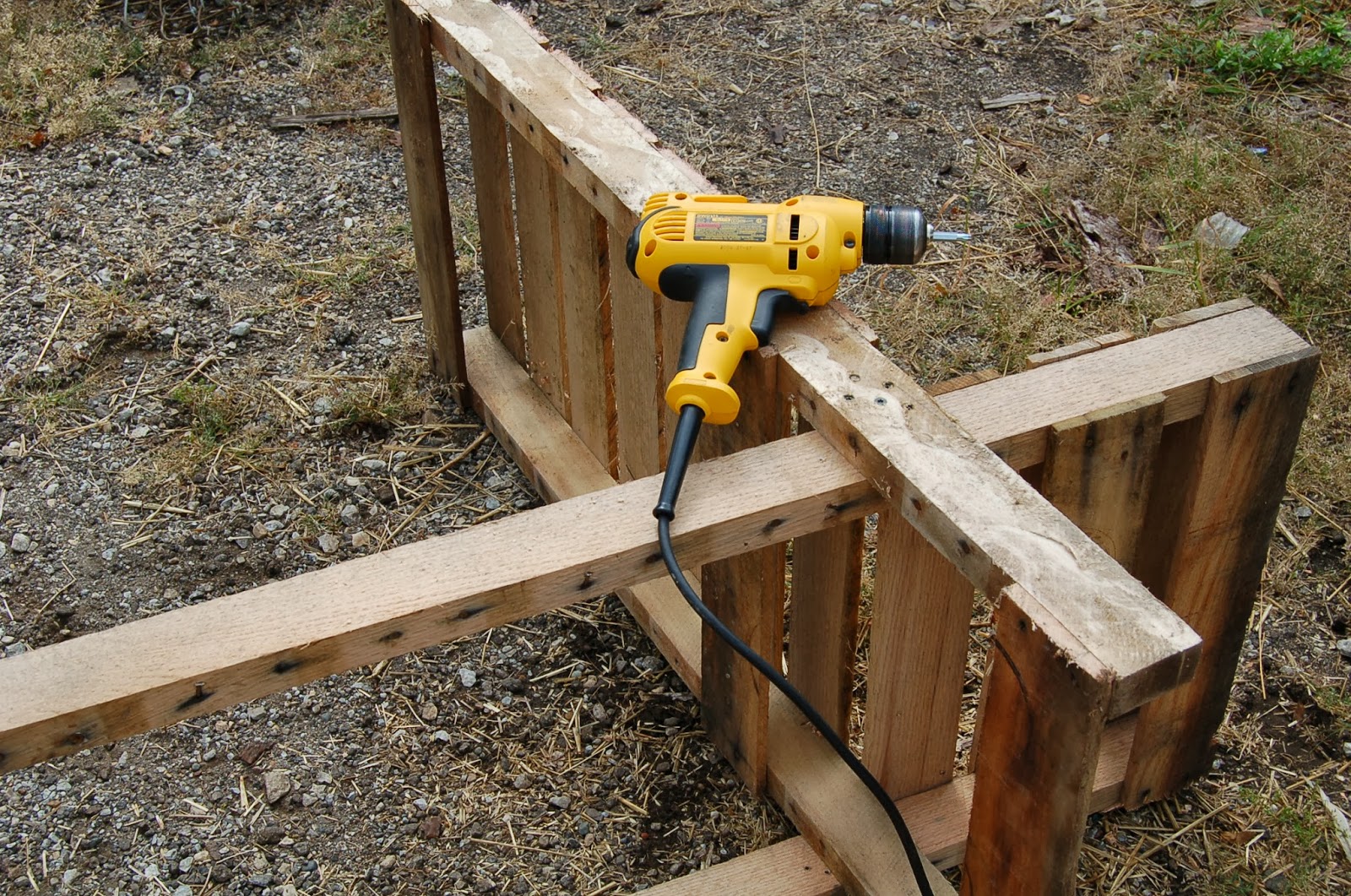 Our Little Backyard Farm: Adirondack Chair from Old Pallets