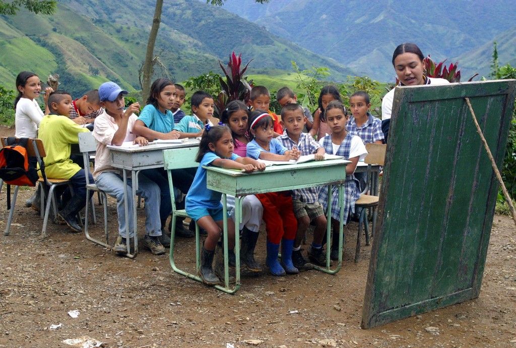 La Escuela Frente A Las Desigualdades Sociales desigualdadesenescuelas.blogspot.com