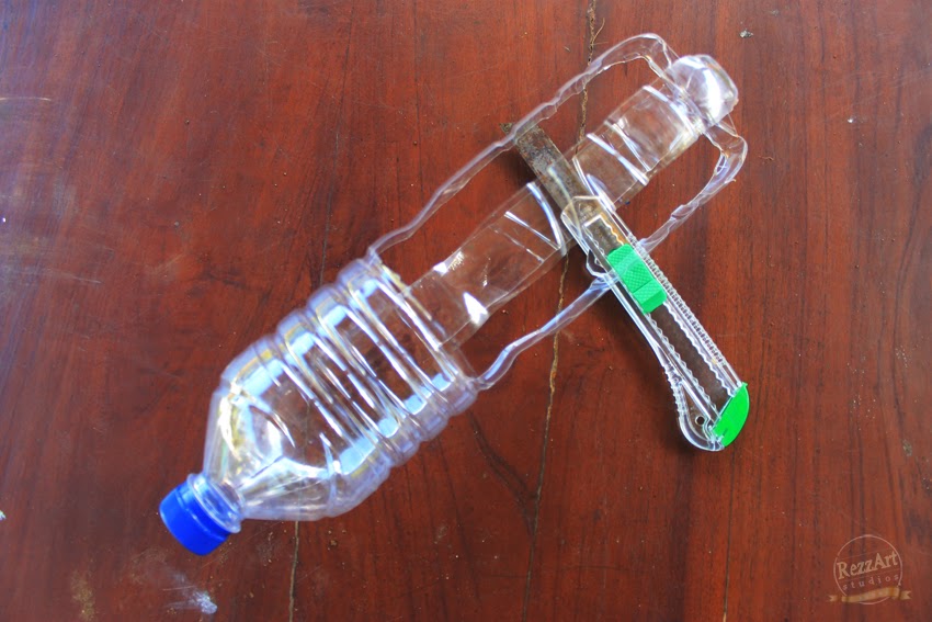 Untuk Kamu Membuat Pot Tanaman Gantung dari Botol Plastik 