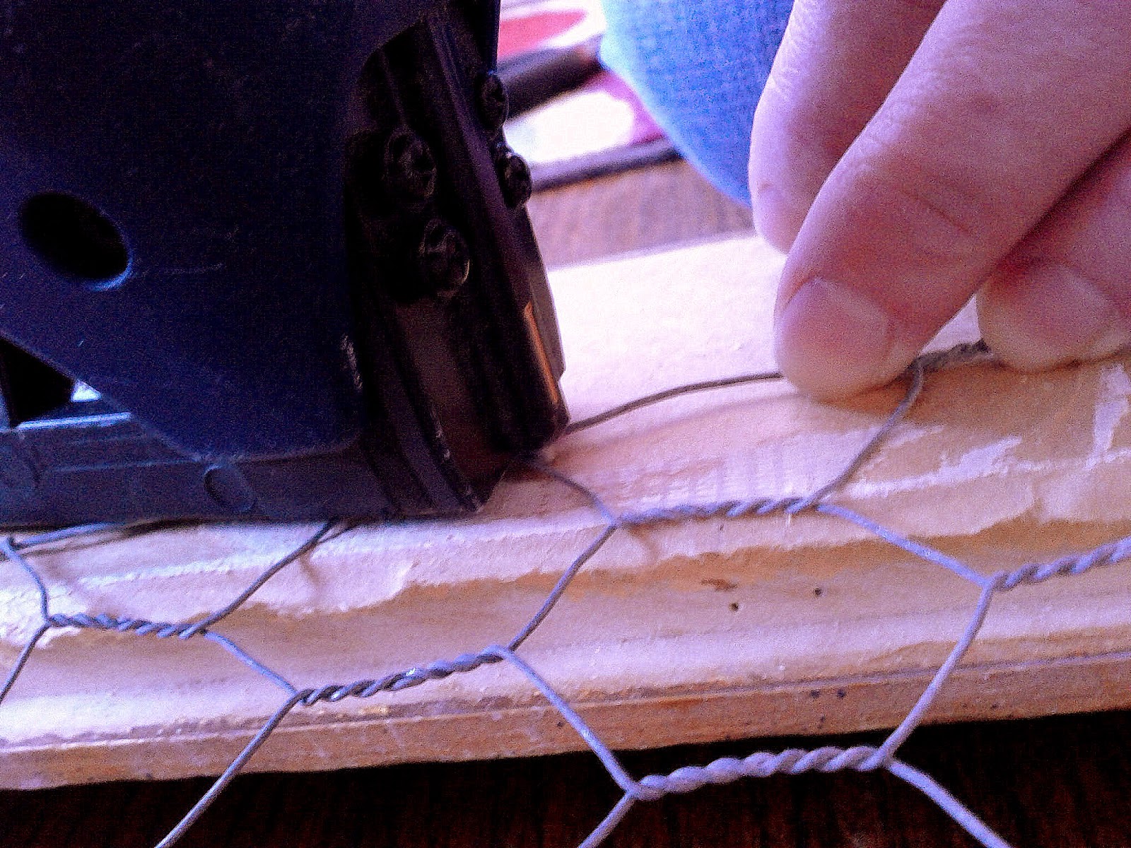 DIY ChickenWire Photo Frame