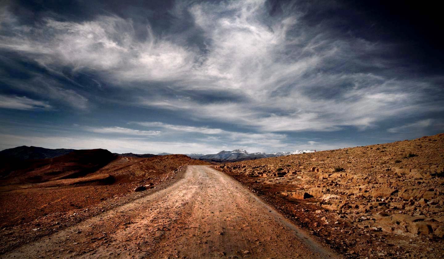 Сережа шел по заброшенной дороге впр ответы. Дорога в пустыне. Пустынная заброшенная дорога. Дорога в пустыне ночью. Техас пустыня.