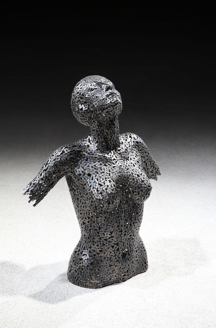 Breathtaking Life-Size Sculptures Made Of Bicycle Chains Realistically Express Human Emotions