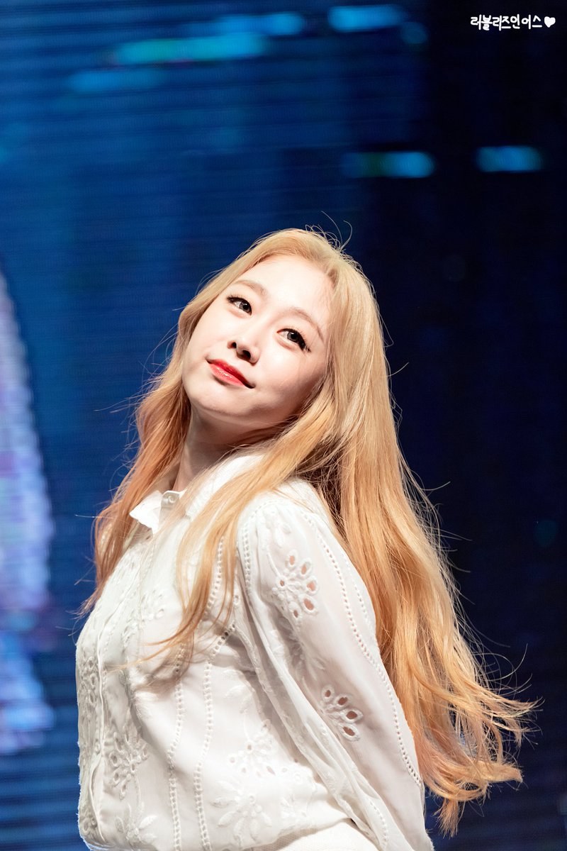 Jisoo Goes Blonde for the First Time Since Debut ~ 그리즈